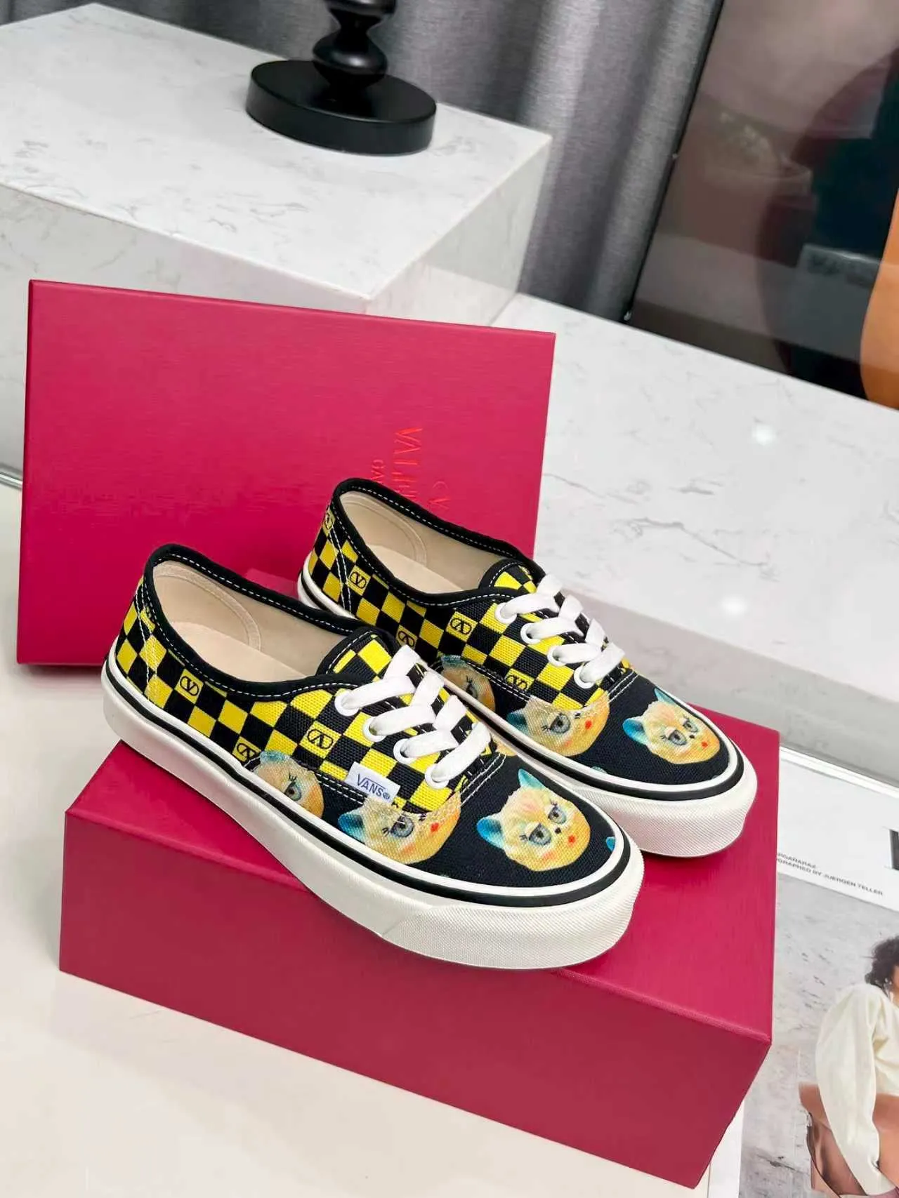 [Valentino Giving classic shoes a personality that spans the ages. Many celebrities - Jolin Tsai. Yang Zi. Liu Wen. Ma Baiquan. Choi Soobin. freen. Song Zuer. JJ Lin. zel. Cecilia Cheung. shark. Xin Yunlai...same style.